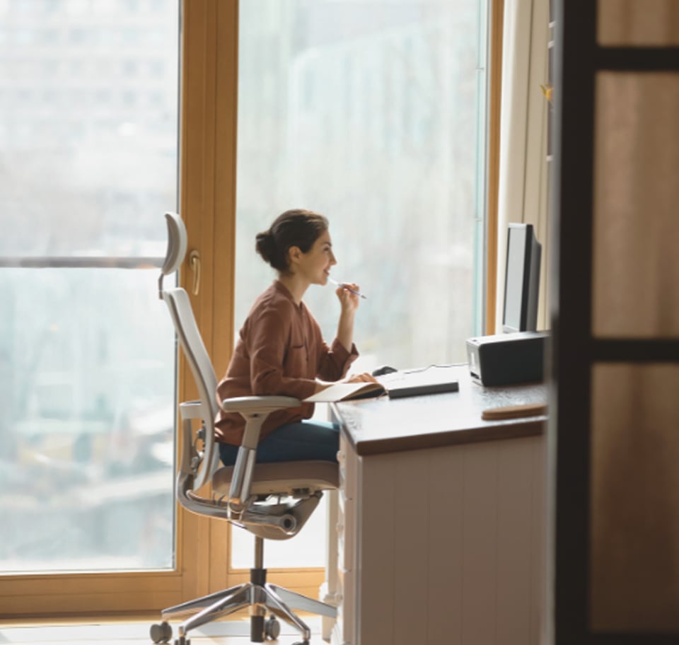 Customer sitting in Anthros chair with perfect spinal alignment
